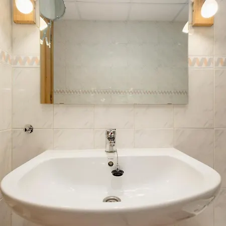 2 Bedroom Front Line Flat In Costabella, Marbella, 马尔韦利亚